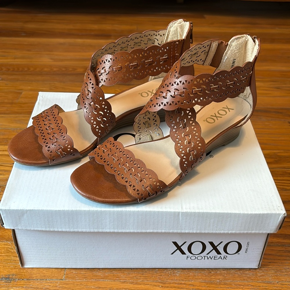 XOXO Sandals Tan Ambridge Size 6.5 / fit like 7.5 Zippered back